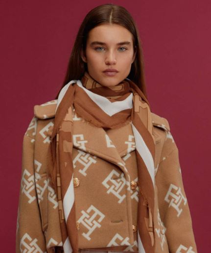 Γυναίκα με στυλάτο καμηλό peacoat