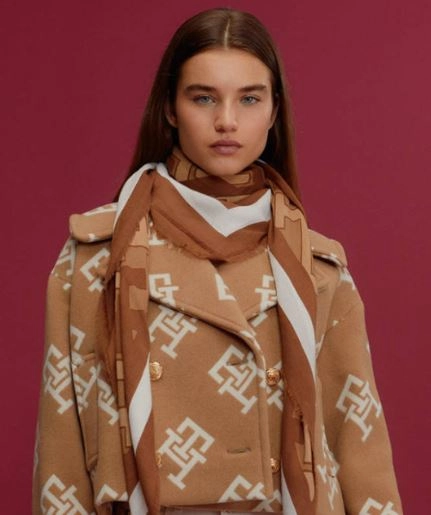 Γυναίκα με στυλάτο καμηλό peacoat