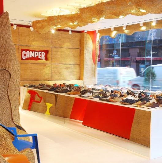 Φυσικό κατάστημα με μεγάλη ποικιλία παπουτσιών