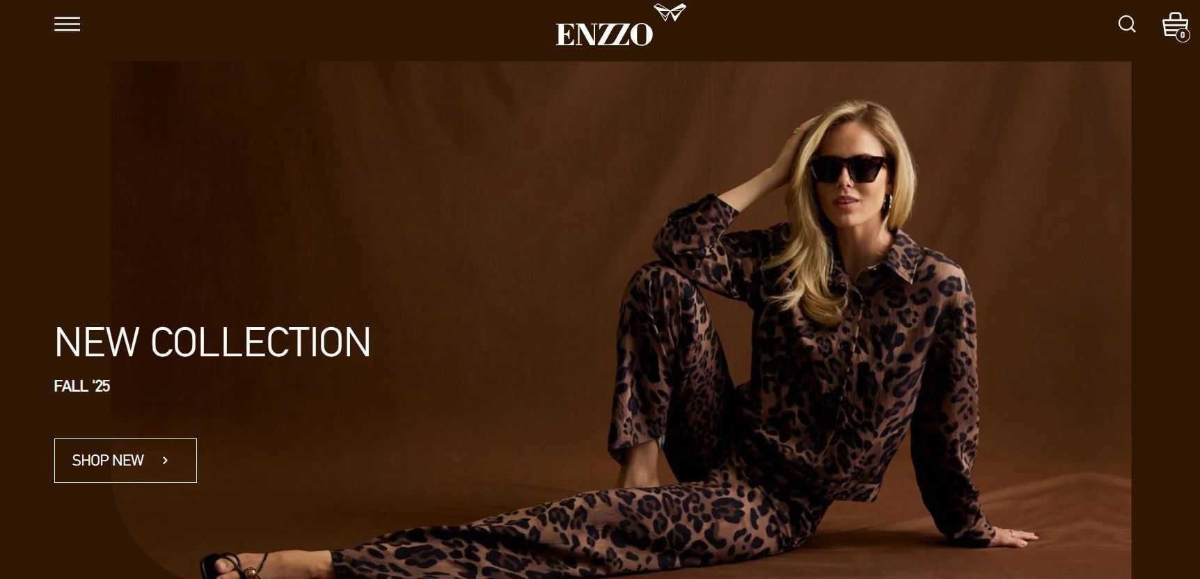 Γυναίκα με σετ μπλούζας και παντελονιού με λεοπάρ μοτίβο