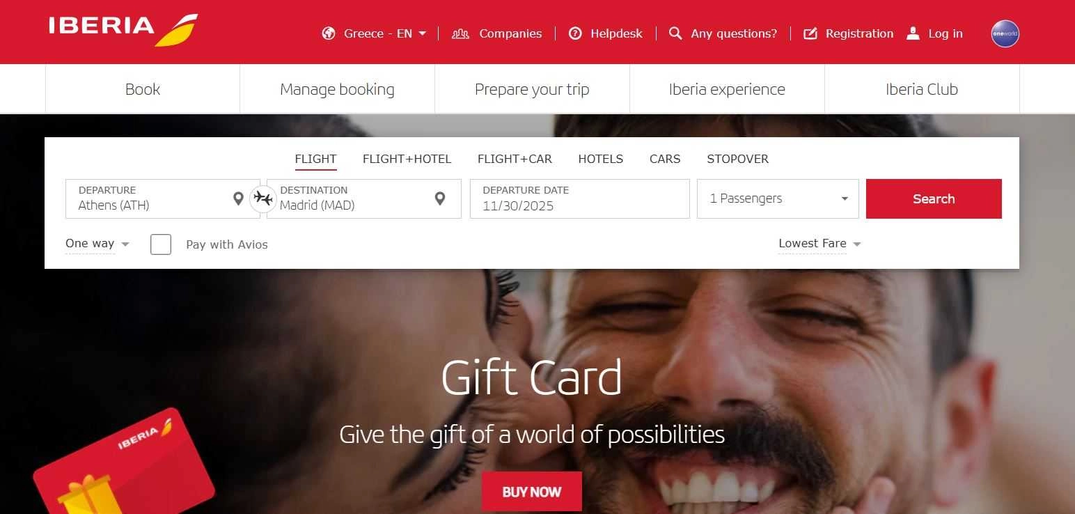 Ευτυχισμένο ζευγάρι από μια δωροκάρτα για αεροπορικά εισιτήρια