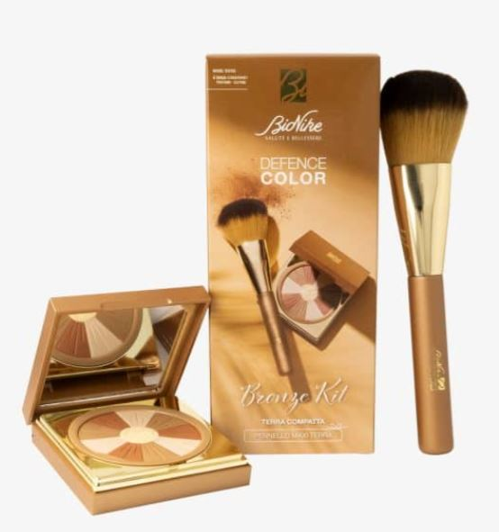 Ένα bronzer σε 4 χρώματα με πινέλο