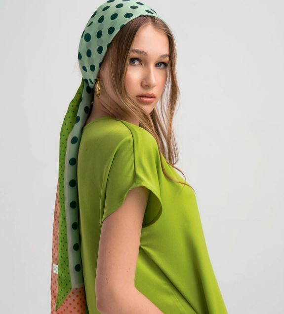 Ifos Fashion κοπέλα με πράσινη μπλούζα