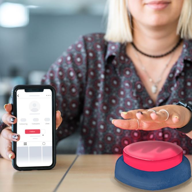 Γυναίκα με κινητό, το άλλο της χέρι πάνω από το κόκκινο κουμπί