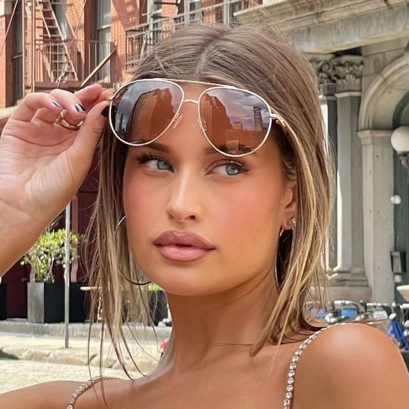 Ξανθιά με γυαλιά ηλίου στο κεφάλι της