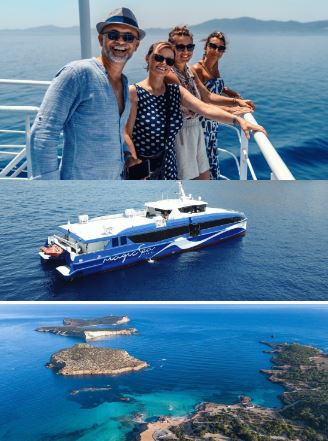 Χαμογελαστοί επιβάτες σε ένα μεγάλο πλοίο με θέα στη θάλασσα