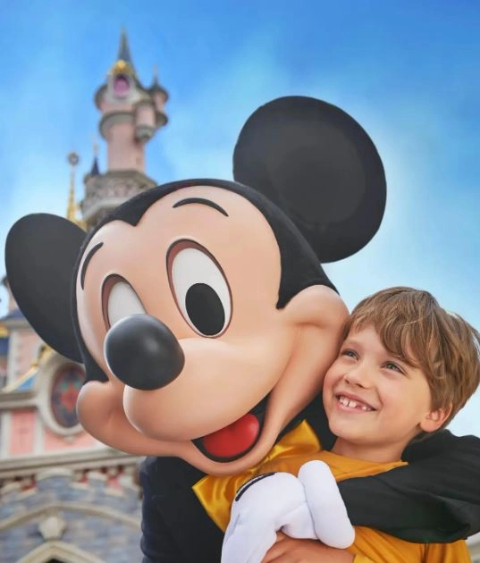 Αγόρι σε αγκαλιά με τον Μίκυ Μάους στη Disneyland