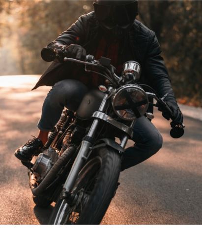 Άνδρας σε μοτοσικλέτα με κράνος και μαύρα ρούχα