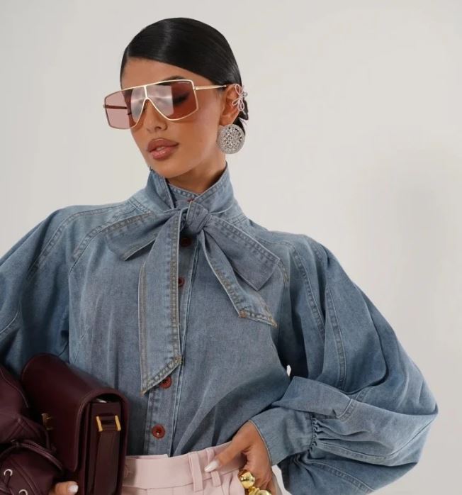 Sense γυναίκα με Τζιν μπλούζα