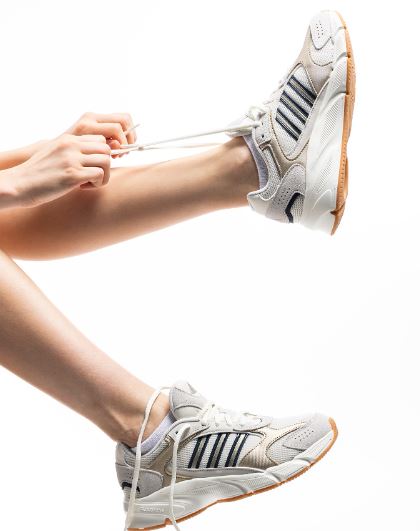 Άσπρα sneakers επώνυμης μάρκας για τρέξιμο