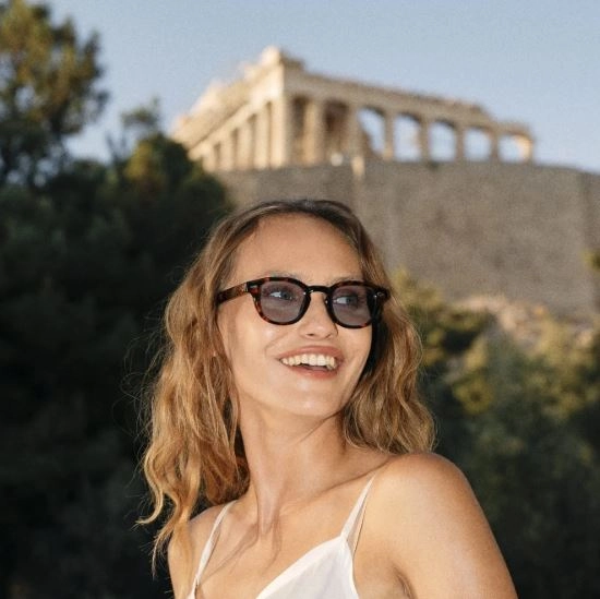 Μια γυναίκα κάτω από την Ακρόπολη με λεοπάρ γυαλιά