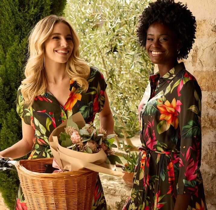 2 χαμογελαστές γυναίκες με φλοράλ φορέματα