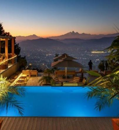 Πολυτελές ξενοδοχείο με πισίνα και θέα στο βουνό