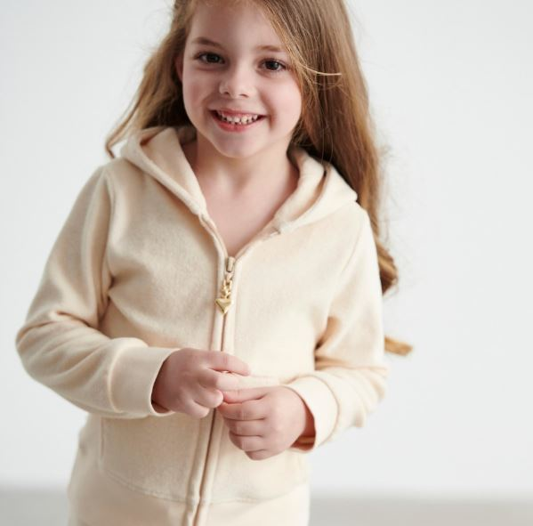 Χαμογελαστό κοριτσάκι με μπεζ φούτερ