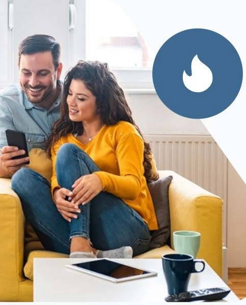 Μια γυναίκα και ένας άντρας παρακολουθούν κάτι σε 1 κινητό