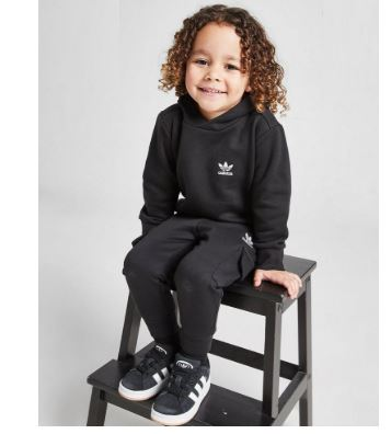 Ένα αγόρι ντυμένο στα μαύρα Hoodie Set