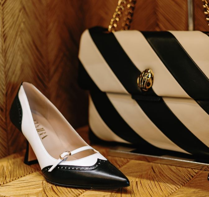 Ασπρόμαυρες γόβες και τσάντα χειρός με ριγέ σχέδιο