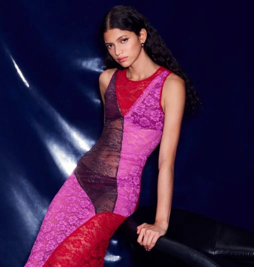 Γυναίκα με μακρύ κομψό φόρεμα σε διάφορες αποχρώσεις του ροζ