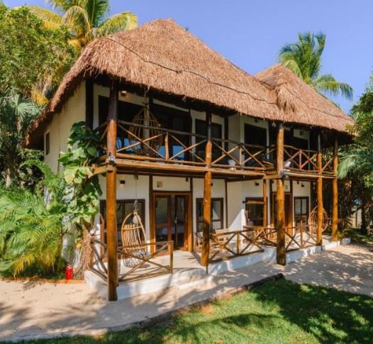 Ξενοδοχείο φτιαγμένο από φυσικά υλικά στη φύση