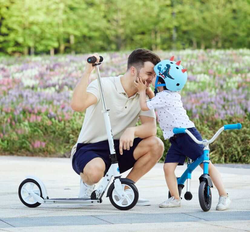Πατέρας με το γιο του με πατίνια