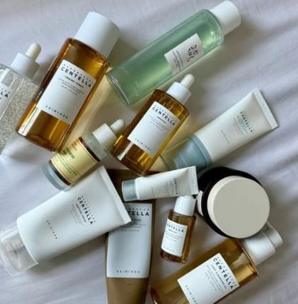 Διάφορα κορεατικά καλλυντικά τοποθετημένα σε ένα άσπρο ύφασμα