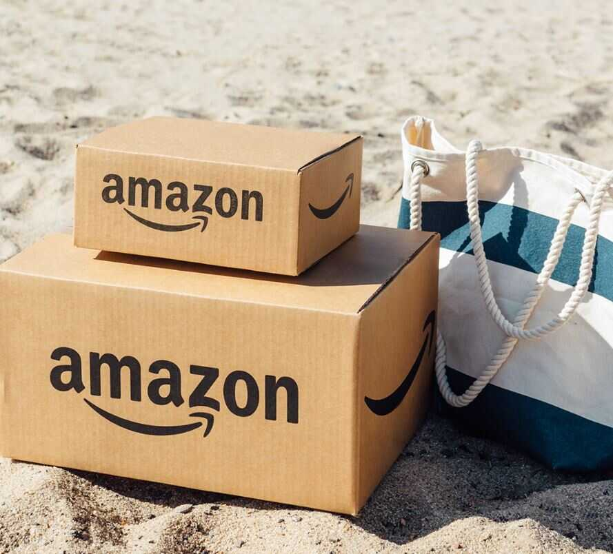 2 κουτιά Amazon και μια τσάντα θαλάσσης στην άμμο