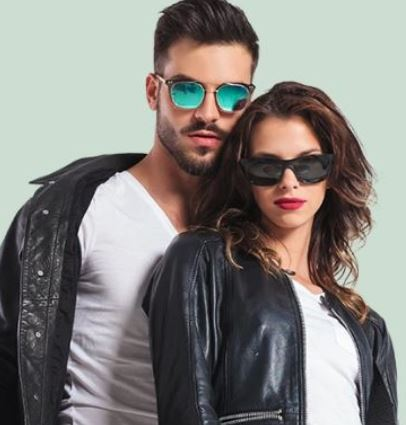Άνδρας και γυναίκα με δερμάτινα μπουφάν και γυαλιά
