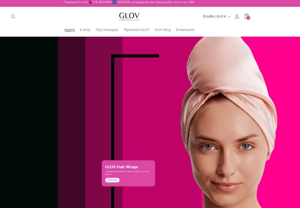 Χαμογελαστή γυναίκα με hair wrap