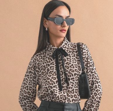 The Fashion Project γυναίκα με μπλούζα
