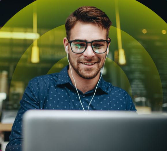 ExpressVPN Νεαρός άνδρας με φορητό υπολογιστή