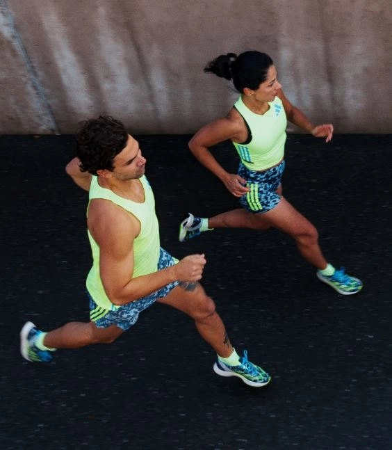 Ένας άντρας και μια γυναίκα που τρέχουν φορούν ρούχα για τρέξιμο